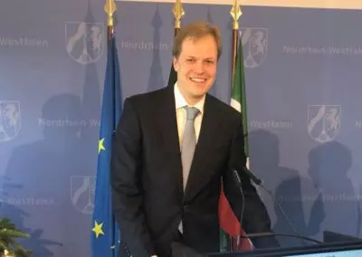 Lutz Schmelter bei der Unterzeichnung