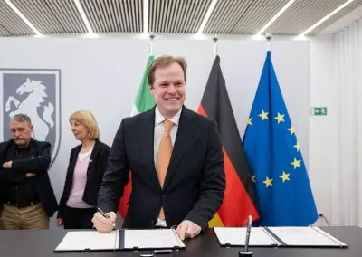 Lutz Schmelter unterzeichnet Waldpakt 2.0